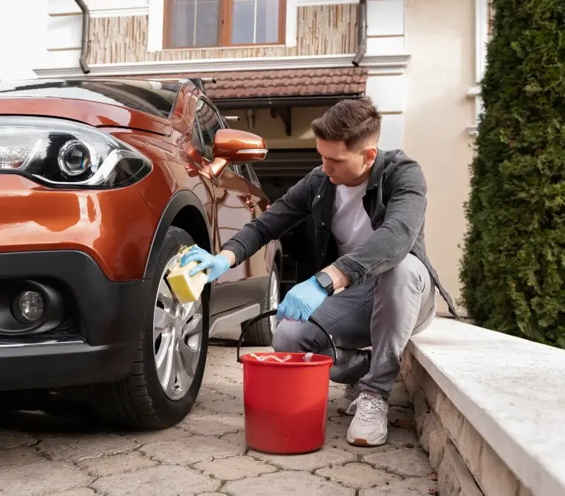 Lavage auto à domicile Bertholène : professionnel intervenant sur un véhicule